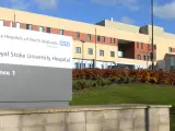 Exterior del Royal Stoke University Hospital, en Hartshill (Reino Unido).