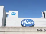 Logo de Pfizer en el edificio de los laboratorios de la marca en Madrid (España), a 2020.  El laboratorio estadounidense Pfizer trabaja junto con el  alemán BioNTech en una clase de vacuna basada en el ARN mensajero (ARNm), que transfiere información a la