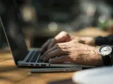Imagen de un trabajador con un ordenador portátil.