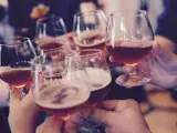 Imagen de archivo de un brindis con alcohol.