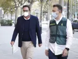 Acompañado de un agente de la Guardia Civil, el empresario David Madí llega a su despacho de Aguas de Cataluña, que será registrado, en Barcelona, Catalunya (España), a 28 de octubre de 2020.