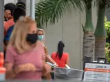 Ciudadanos con mascarillas por la pandemia del coronavirus, en Miami, Florida (EE UU).