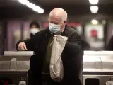 Un anciano en una estaci&oacute;n de metro