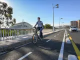 El vial ciclista discurre también por el puente de Monteolivete.