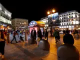 Decenas de personas pasean por la Puerta del Sol de Madrid este viernes.