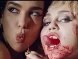 Miley Cyrus y Dua Lipa en el videoclip de 'Prisoner'.