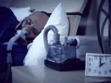 Una persona con apnea del sueño utiliza un respirador para dormir.