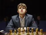 Documental sobre el gran maestro danés Magnus Carlsen, que lleva desde los 13 años batiendo récords en su deporte.