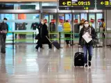 Una viajera a su llegada al aeropuerto de El Prat de Barcelona este lunes cuando los viajeros que lleguen a España deberán presentar desde hoy una prueba PCR negativa realizada 72 horas antes para poder entrar en el país.