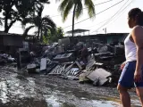 Vecinos de la colonia Nuevo San Juan en La Lima, Honduras, regresan a sus casas para comenzar la limpieza de los desastres que dej&oacute; a su paso el hurac&aacute;n Iota.