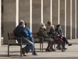 Varios ancianos sentados en un banco de la Gran V&iacute;a durante el segundo d&iacute;a de confinamiento perimetral por la crisis del Covid-19, en Logro&ntilde;o, La Rioja, (Espa&ntilde;a), a 24 de octubre de 2020.
