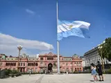 Una gran bandera luce a media asta, en honor de Diego Armando Maradona, en la Plaza de Mayo de Buenos Aires (Argentina).