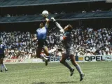 Peter Shilton y Maradona en la jugada del gol del argentino a Inglaterra en México '86.