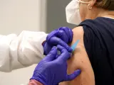 Una mujer se vacuna contra la gripe en Sant Vicenç dels Horts (Barcelona), el pasado mes de octubre.