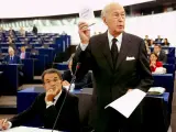 El expresidente francés Valery Giscard d'Estaing, junto al entonces presidente de la Comisión Europea, Romano Prodi, muestra en la Eurocámara la primera versión impresa de la nueva Constitución Europea, en septiembre de 2003.