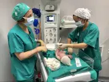Dos sanitarias atienden a un bebé recién nacido en Almería