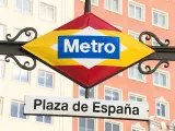 Los rombos de la estación de Plaza de España lucen los colores de la bandera nacional
