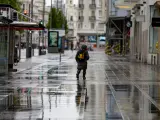 Una persona caminando por una calle de Madrid en un día de frío.