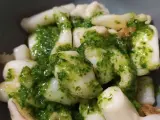 La salsa verde es un clásico de los pescados, pero también le va bien a la sepia.