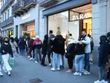 Colas en la calle Pelai de Barcelona para acceder a las tiendas.