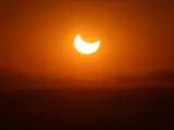 Imagen de un eclipse parcial de Sol desde los Emiratos Árabes Unidos.