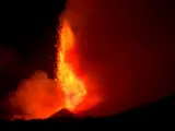 Nuevo despertar del volcán Etna en Sicilia, con espectaculares imágenes. Las erupciones de lava a borbotones comenzaron ayer y han iluminado la oscuridad de la isla italiana durante toda la madrugada. Los vulcanólogos han registrado dos nuevas fisuras en el cráter del volcán más activo de Europa. Además de lava y de humo, ha expulsado grandes cantidades de ceniza que han cubierto las calles y coches de las poblaciones cercanas. El volcán de 3 mil 300 metros de altitud entra en erupción varias veces al año.