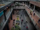 El centro comercial La Maquinista en Barcelona en el primer d&iacute;a de reapertura al p&uacute;blico de centros y recintos comerciales al 30% del aforo