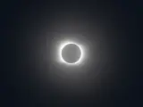 Vista del anillo producido por la fase en totalidad del eclipse solar. La fotografía está tomada en las cercanías del Lago Villarrica.
