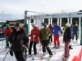 Varios esquiadores esperan a subir a uno de los remontadores de la estación de la Masella (Cerndaya), este lunes 14 de diciembre de 2020.