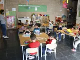 Niños de P4 sentados en clase, en la escuela Cor de Roure de Santa Coloma de Queralt (Tarragona).