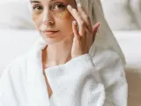 Doble limpieza, hidrataci&oacute;n y lavar frecuentemente la mascarilla de tela son algunos consejos para que su uso no afecte a la piel.