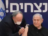 El primer ministro israel&iacute;, Benjamin Netanyahu, durante la administraci&oacute;n de la vacuna contra la Covid-19.
