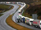 Camiones parados en la frontera de Reino Unido a la espera de poder cruzar a Francia
