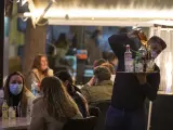 Un camarero sirve alcohol después de las 20h en la terraza de un bar tras la apertura de bares y restaurantes de 20 a 22,30 horas con la flexibilización de restricciones de la Junta de Andalucía. En Sevilla (Andalucía, España), a 18 de
