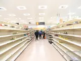 Estantes vacíos en un supermercado de Londres en marzo de 2020.