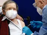 La anciana de 100 años, Ruth Heller, recibe la vacuna contra la Covid-19 en Berlín.
