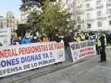 La plataforma de pensionistas indignados de Madrid se concentran frente al Congreso de los Diputados