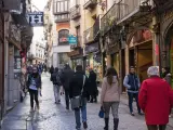 Personas caminando por la Calle Ancha de Toledo