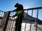 Un agente de la policía de Gibraltar cierra la cancela que da acceso a cruzar el aeropuerto a los peatones.
