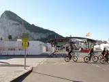 Imagen de unos ciclistas pasando por la frontera con Gibraltar, en la Línea de la Concepción, Cádiz.