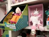 Juguetes colocados en una estantería de una juguetería