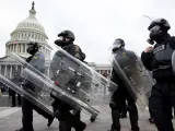 Varios agentes antidisturbios de la policía de Washington comienzan a llegar a la entrada oeste del Capitolio para tratar de contener el avance del asalto.