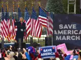 El presidente de Estados Unidos, Donald Trump, se dirige a sus seguidores poco antes de que centenares de ellos marcharan hacia la toma del Capitolio en Washington.