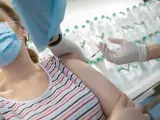 Una persona recibe la vacuna de Pfizer y BioNTech contra el coronavirus.