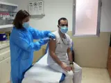 El enfermero Roberto Mart&iacute;n, que aparece recibiendo la vacuna, y la enfermera Laura Sebasti&aacute;n han recibido la primera dosis de la vacuna en el centro de salud de Benimaclet.