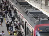 Viajeros suben a un tren de Cercanías en Santa Justa (imagen de archivo)