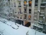Balcones y coches cubiertos de nieve este s&aacute;bado en la calle Ponzano en Madrid.