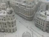 Imagen de la Gran Vía de Madrid, completamente nevada este sábado.