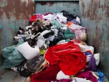 Una montaña de residuos textiles
