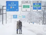 La pareja misteriosa besándose en la A2 bajo la nieve.